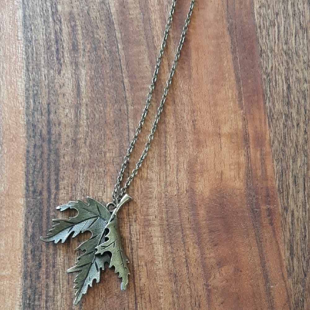 Leaf Pendant Bronze Necklace